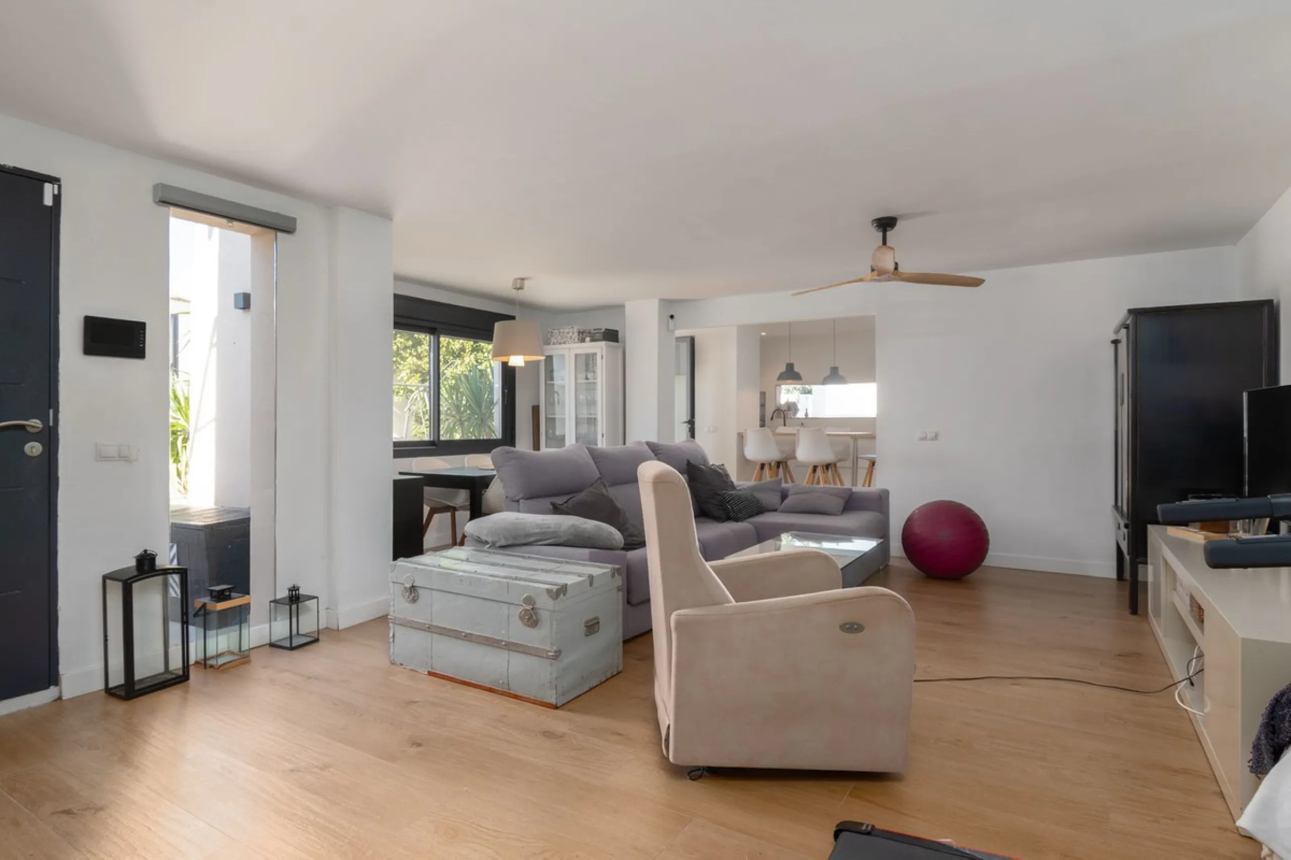 Unique property with spectacular garden, swimming pool, separate flat and studio in the Los Manantiales residential development