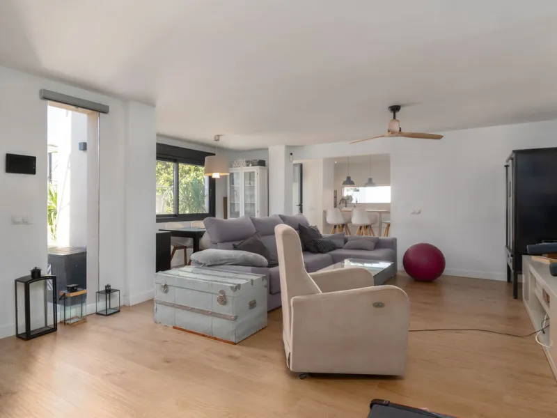 Unique property with spectacular garden, swimming pool, separate flat and studio in the Los Manantiales residential development