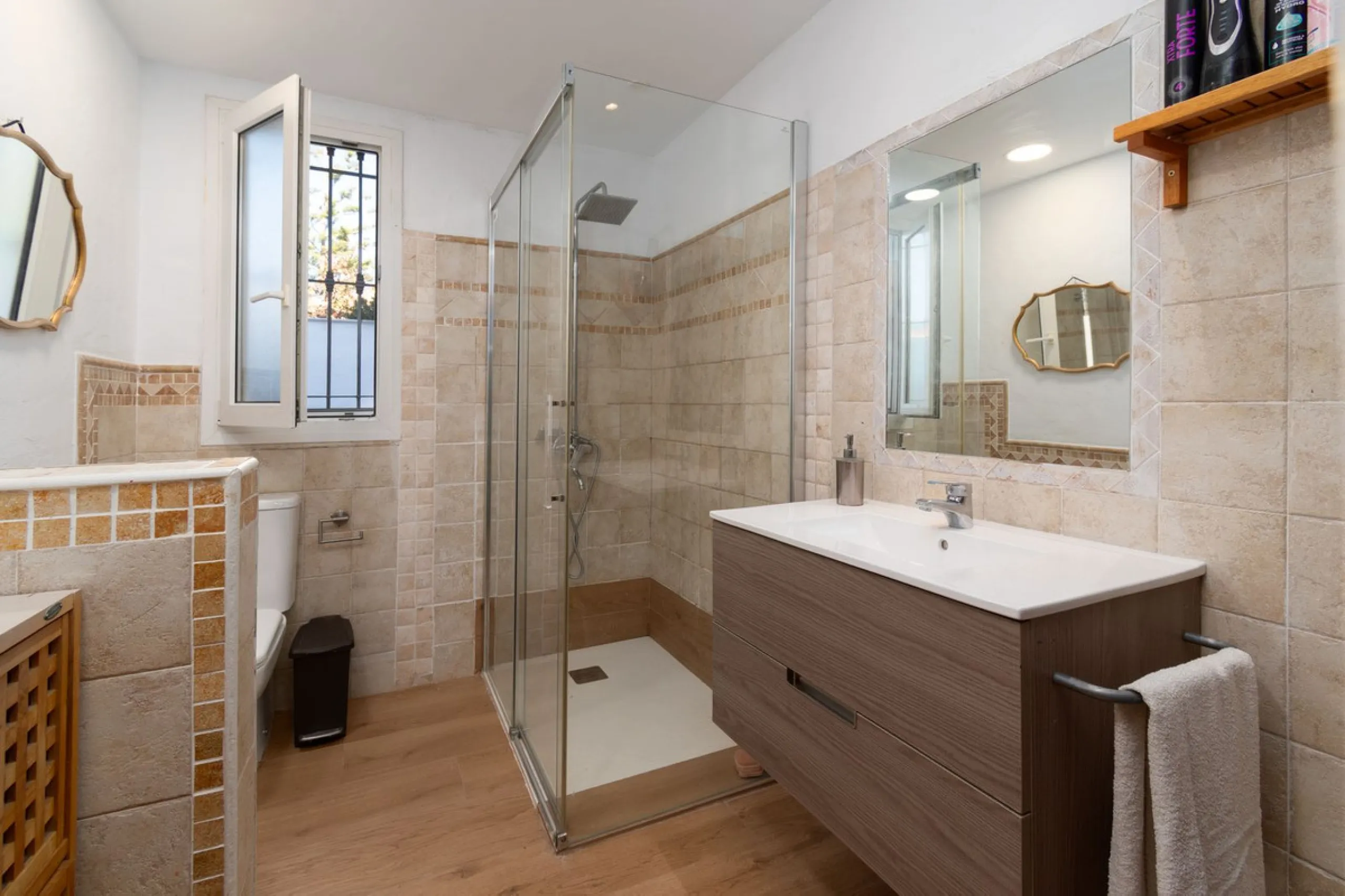 Unique property with spectacular garden, swimming pool, separate flat and studio in the Los Manantiales residential development