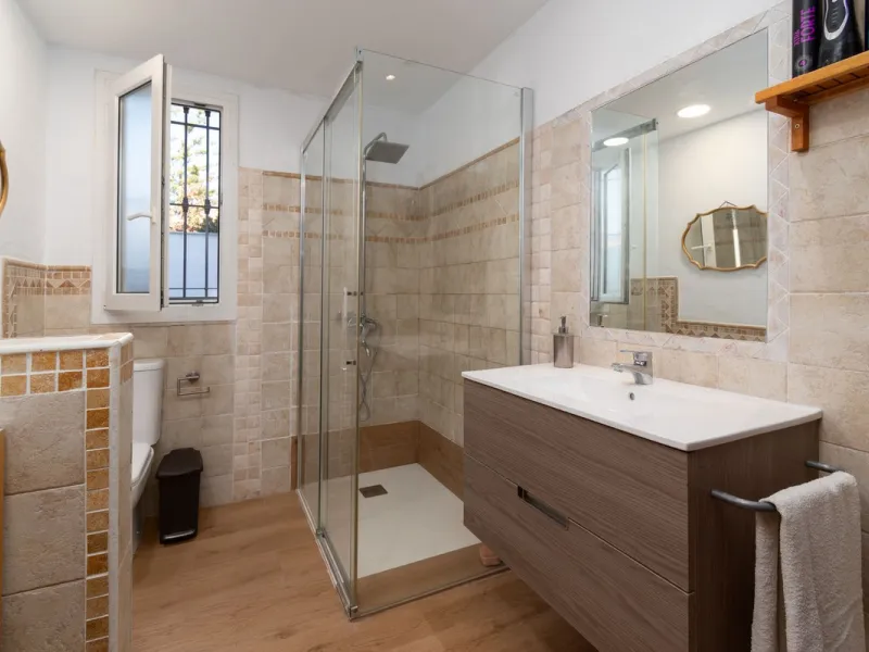 Unique property with spectacular garden, swimming pool, separate flat and studio in the Los Manantiales residential development