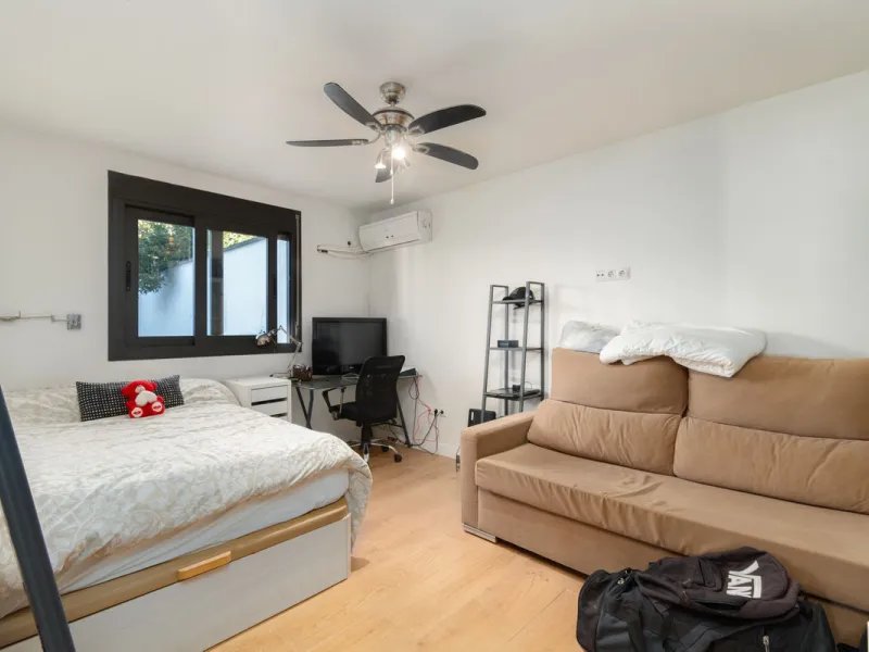 Unique property with spectacular garden, swimming pool, separate flat and studio in the Los Manantiales residential development