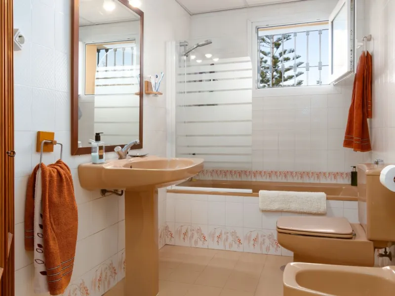 Unique property with spectacular garden, swimming pool, separate flat and studio in the Los Manantiales residential development