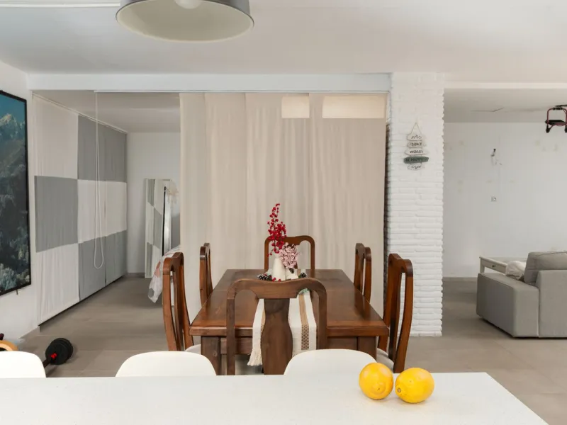 Unique property with spectacular garden, swimming pool, separate flat and studio in the Los Manantiales residential development