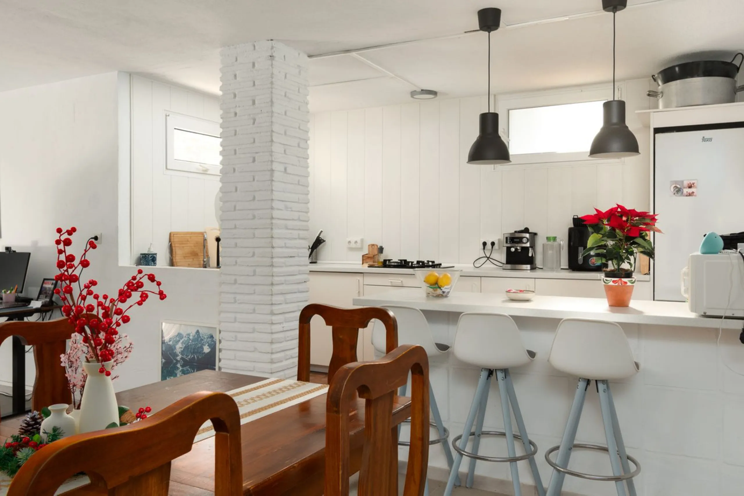 Unique property with spectacular garden, swimming pool, separate flat and studio in the Los Manantiales residential development