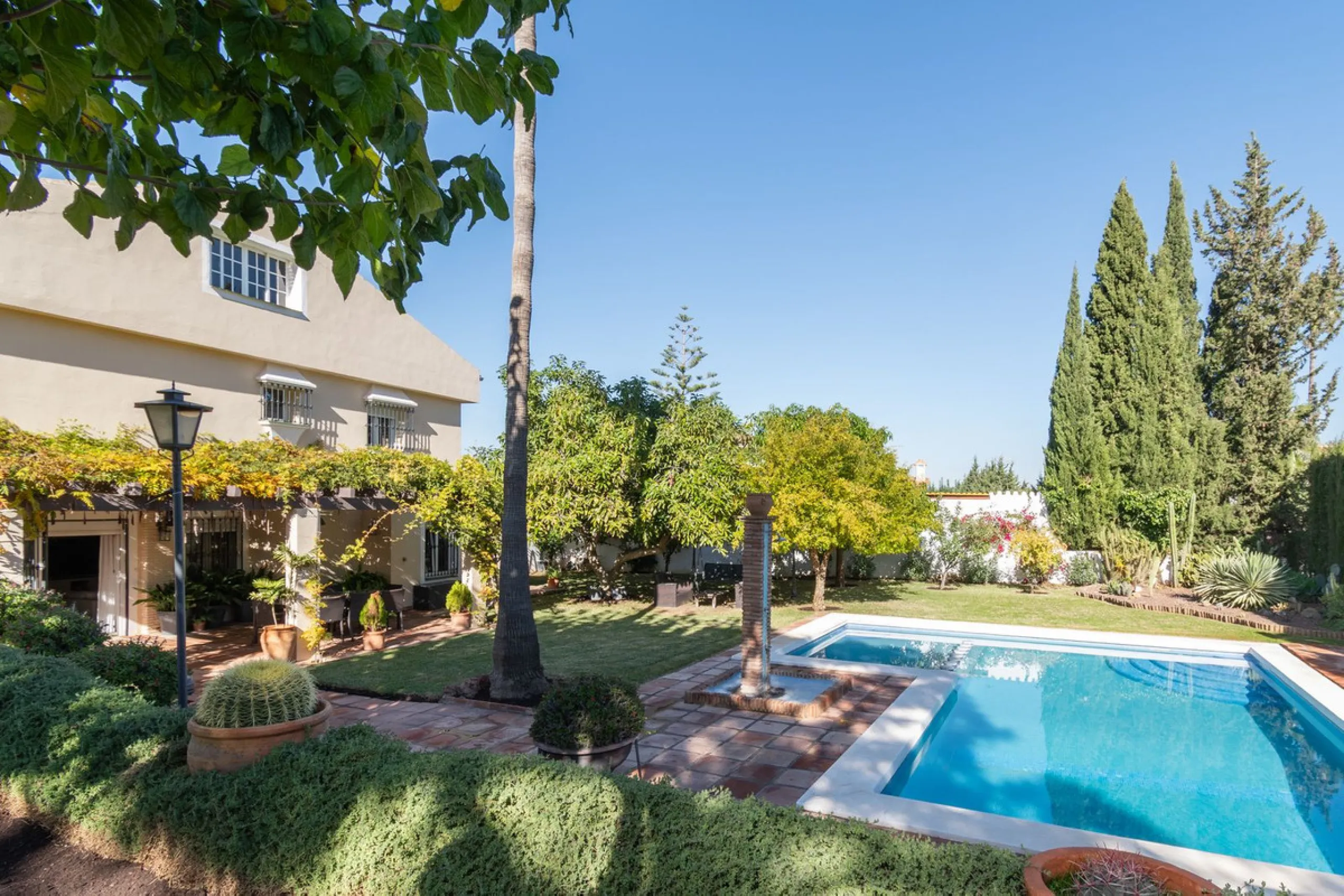Unique property with spectacular garden, swimming pool, separate flat and studio in the Los Manantiales residential development
