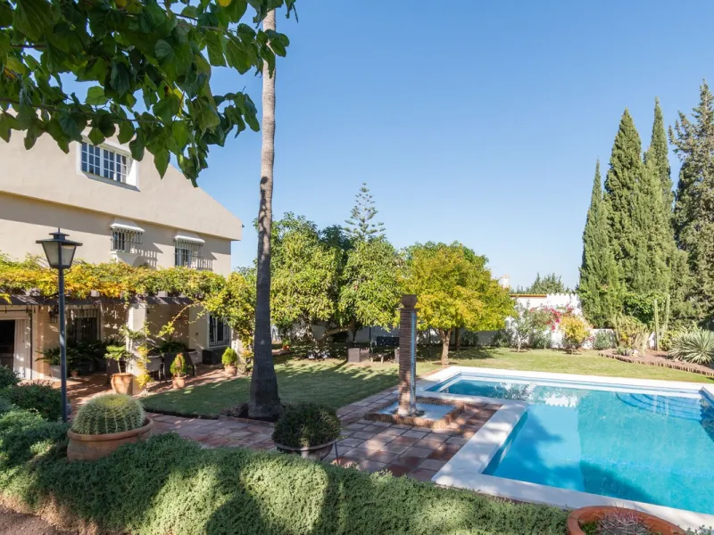 Unique property with spectacular garden, swimming pool, separate flat and studio in the Los Manantiales residential development