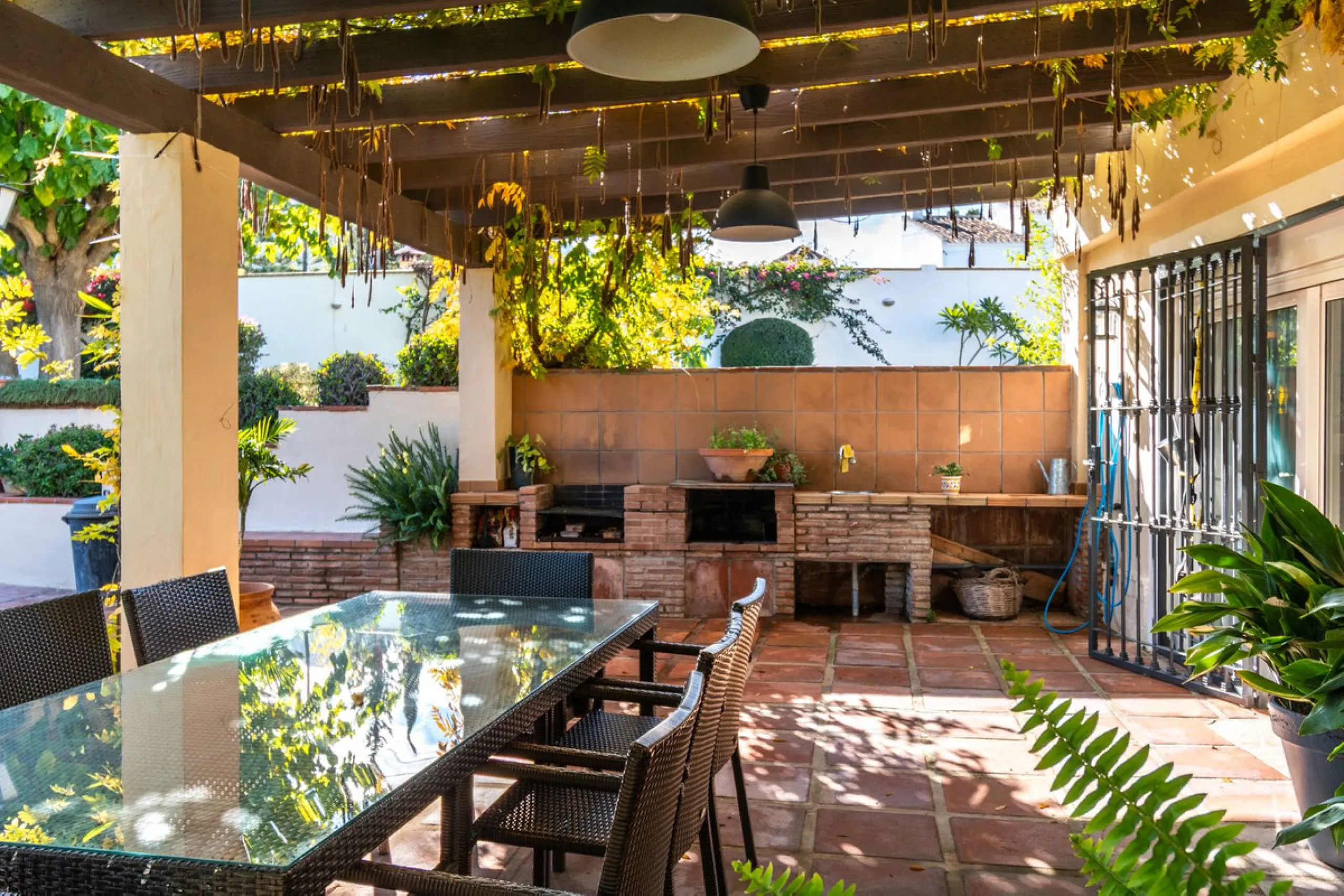 Unique property with spectacular garden, swimming pool, separate flat and studio in the Los Manantiales residential development