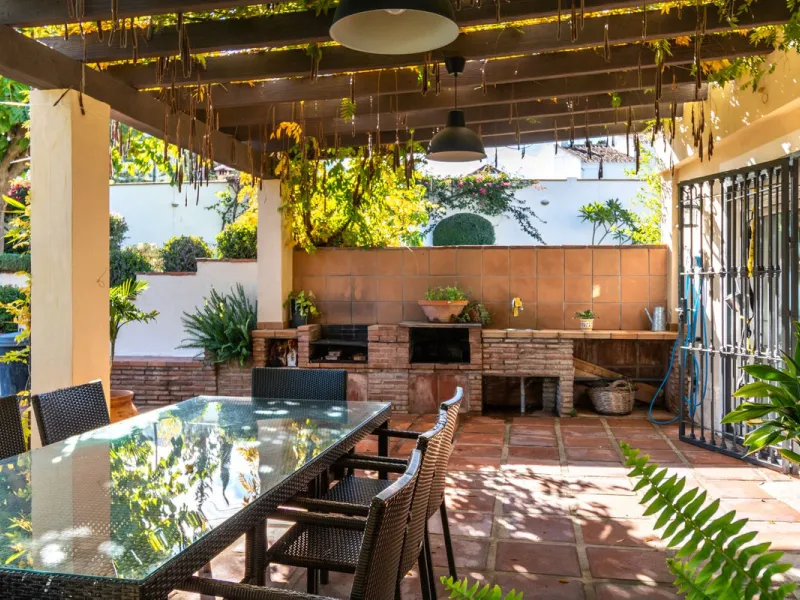 Unique property with spectacular garden, swimming pool, separate flat and studio in the Los Manantiales residential development