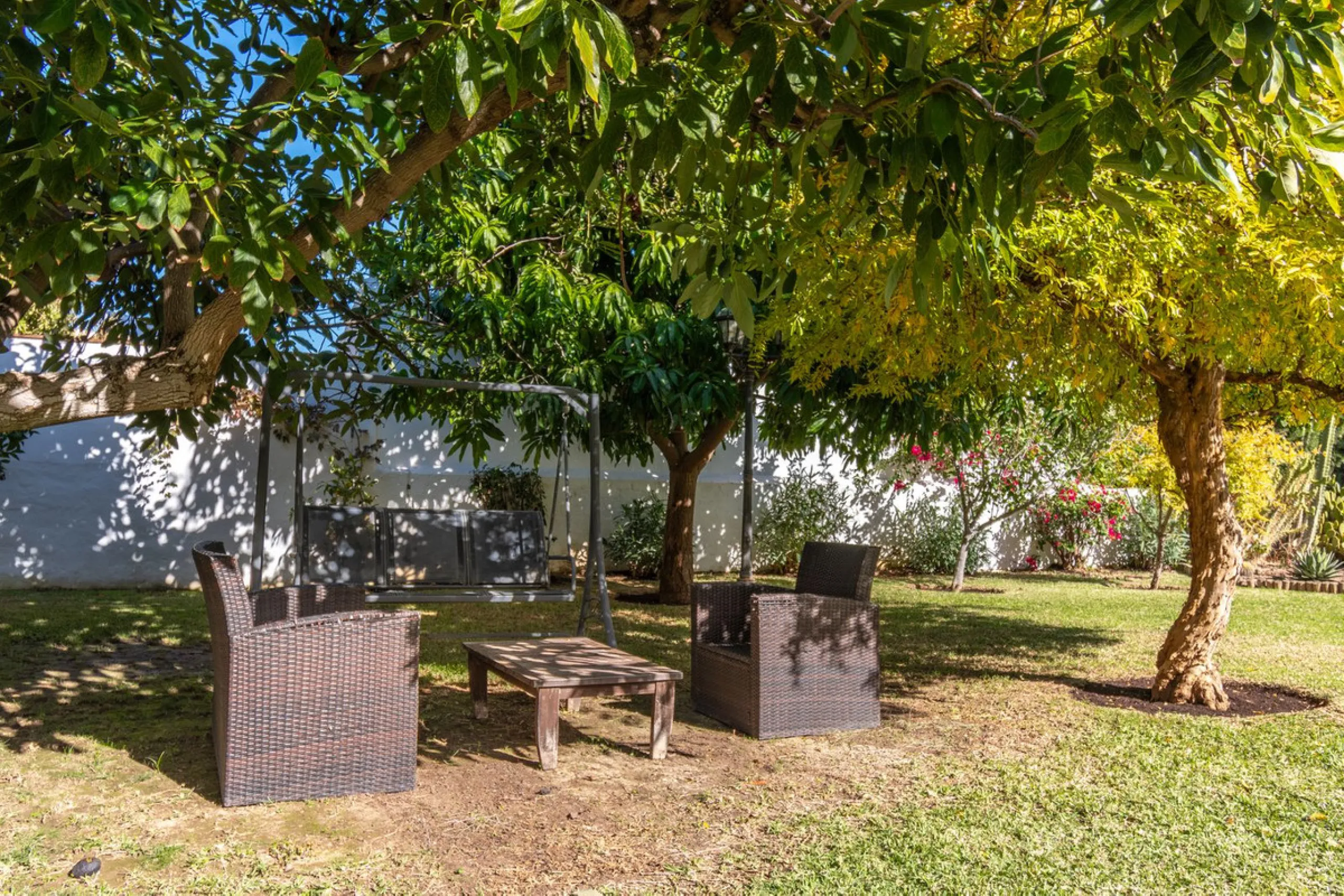Unique property with spectacular garden, swimming pool, separate flat and studio in the Los Manantiales residential development