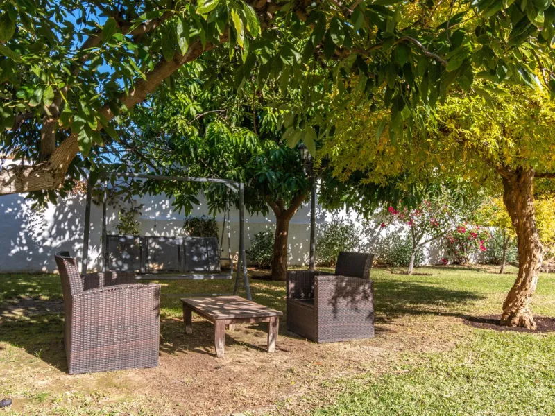 Unique property with spectacular garden, swimming pool, separate flat and studio in the Los Manantiales residential development