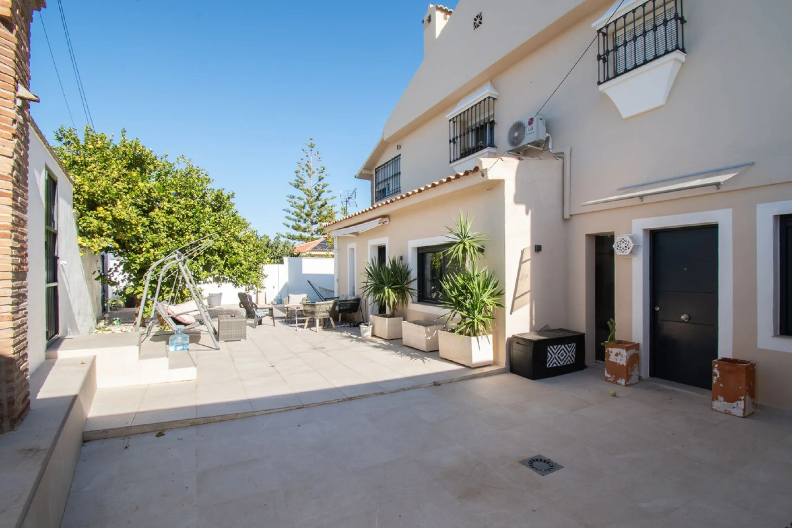 Unique property with spectacular garden, swimming pool, separate flat and studio in the Los Manantiales residential development
