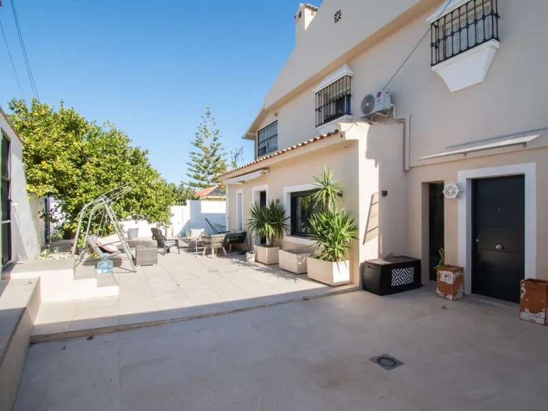 Unique property with spectacular garden, swimming pool, separate flat and studio in the Los Manantiales residential development