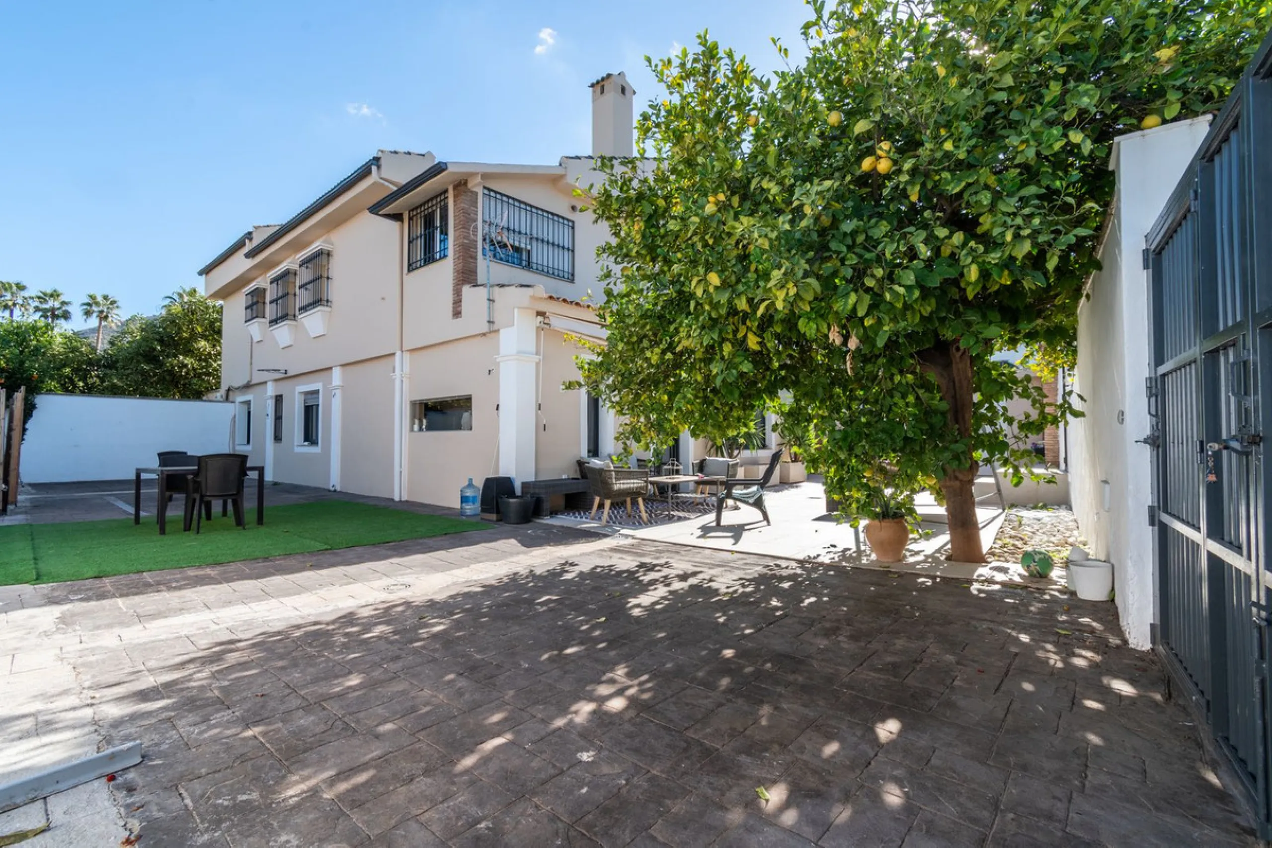 Unique property with spectacular garden, swimming pool, separate flat and studio in the Los Manantiales residential development
