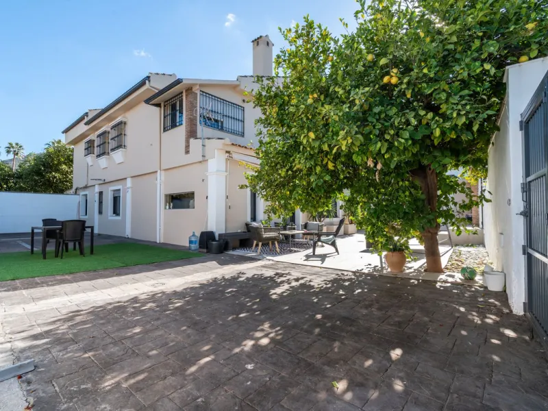 Unique property with spectacular garden, swimming pool, separate flat and studio in the Los Manantiales residential development