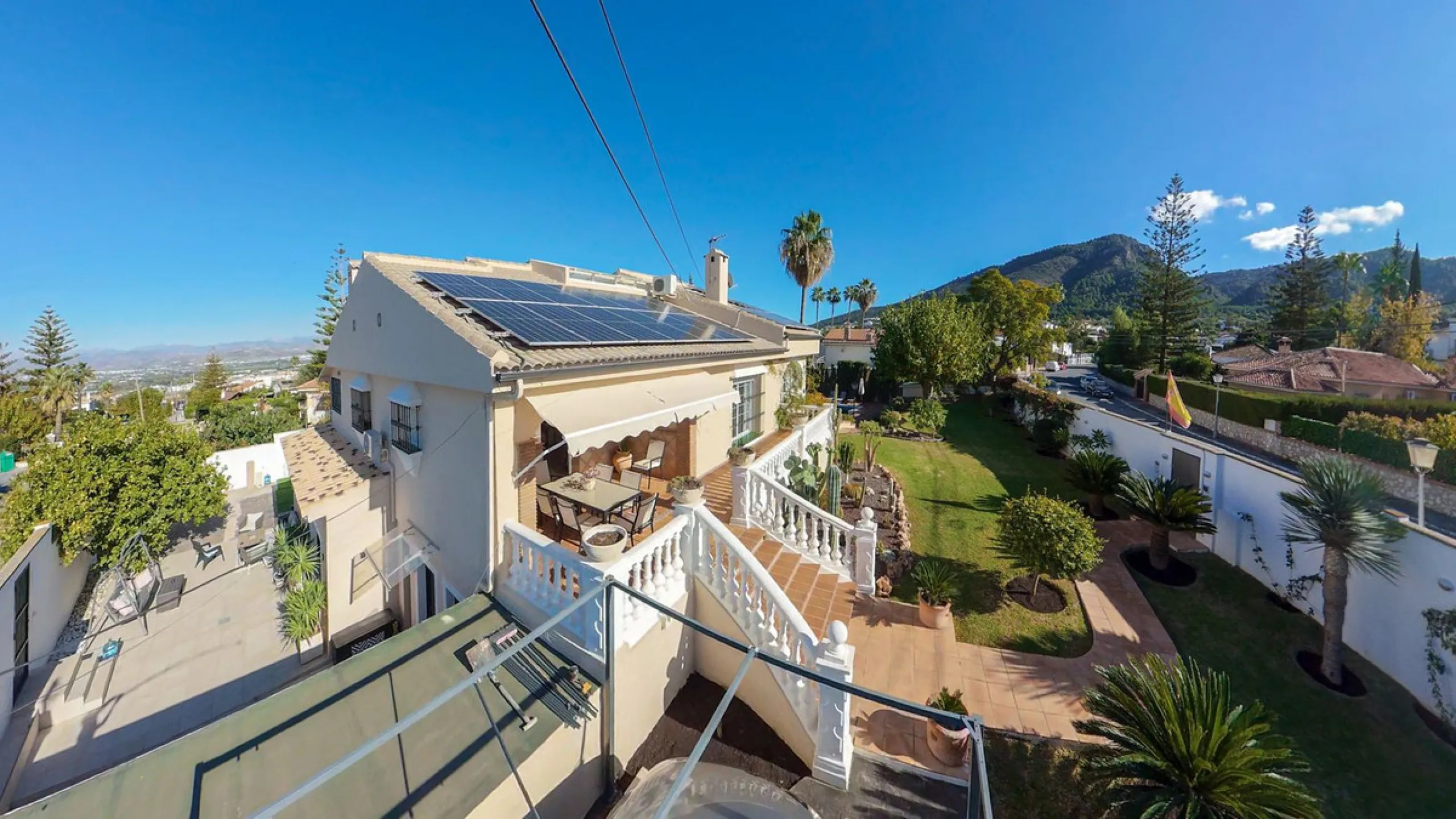 Unique property with spectacular garden, swimming pool, separate flat and studio in the Los Manantiales residential development