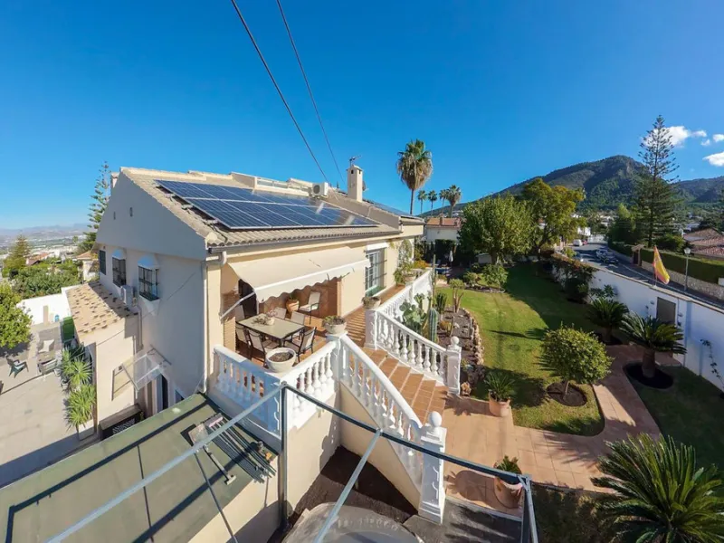 Unique property with spectacular garden, swimming pool, separate flat and studio in the Los Manantiales residential development