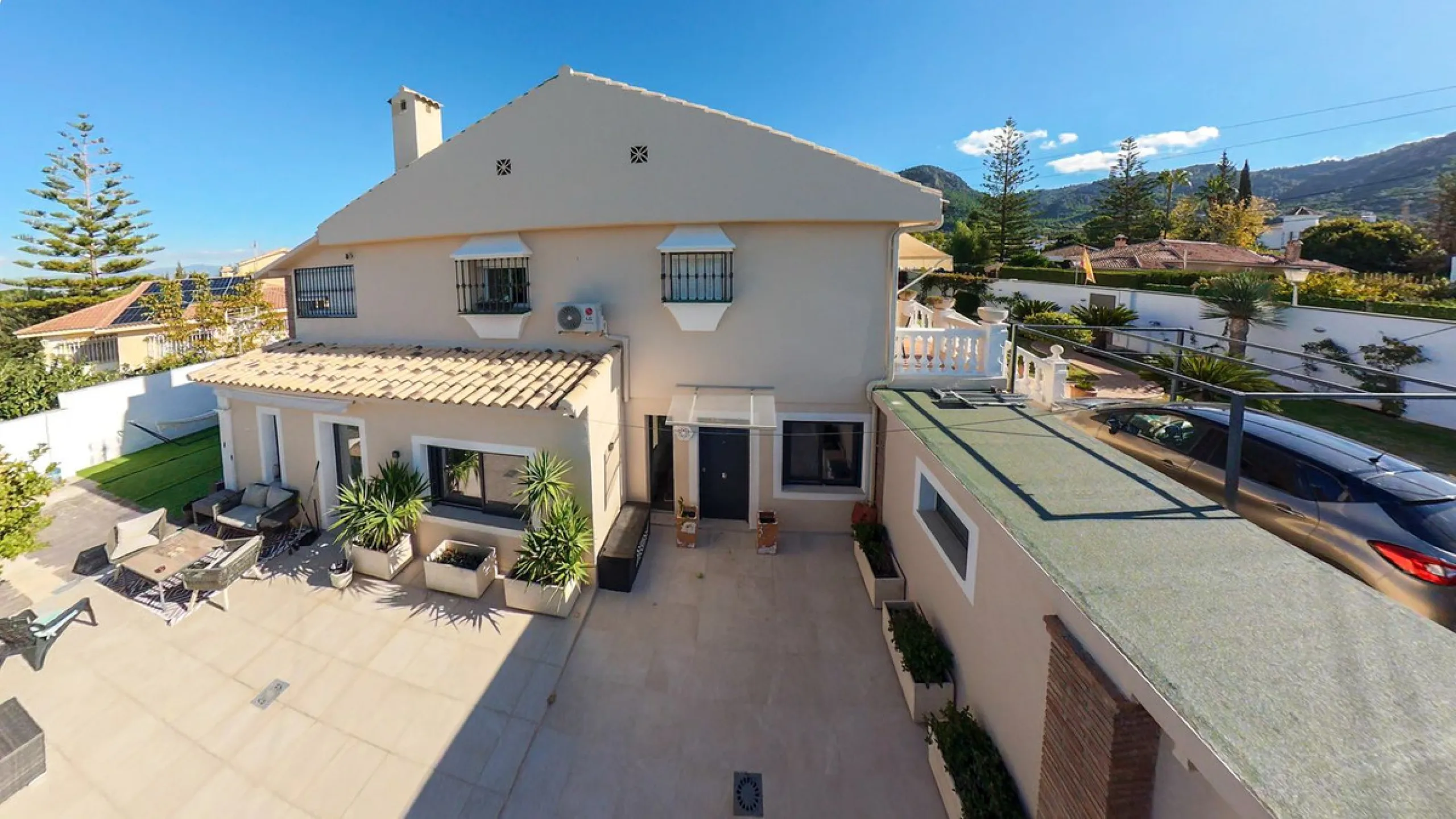 Unique property with spectacular garden, swimming pool, separate flat and studio in the Los Manantiales residential development