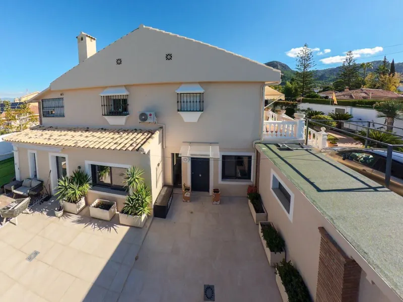 Unique property with spectacular garden, swimming pool, separate flat and studio in the Los Manantiales residential development