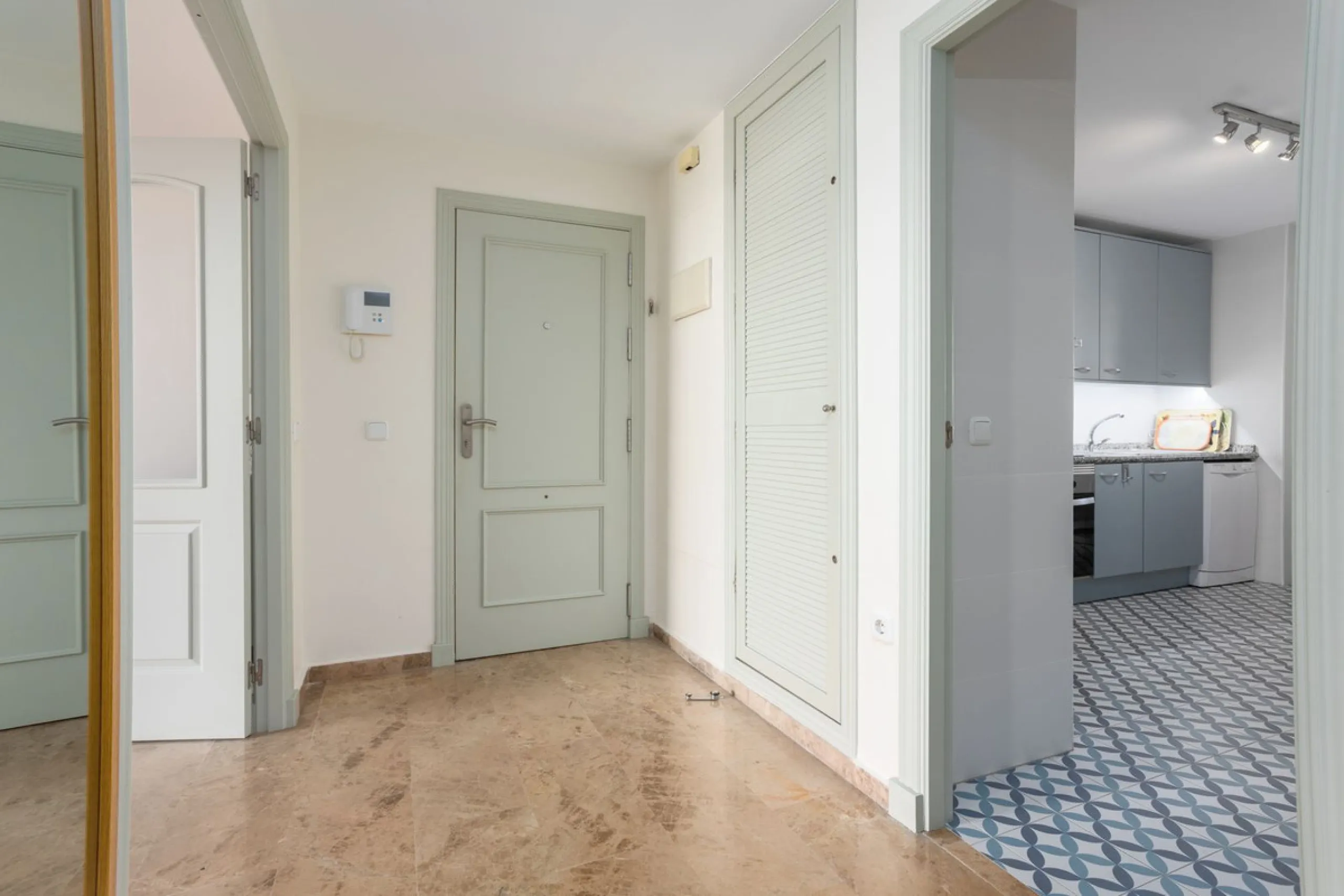Apartment - Middle Floor Apartment в продаже в Marbella, Málaga. В доме 2 спален и 2 ванных комнат. Площадь дома 100 м²