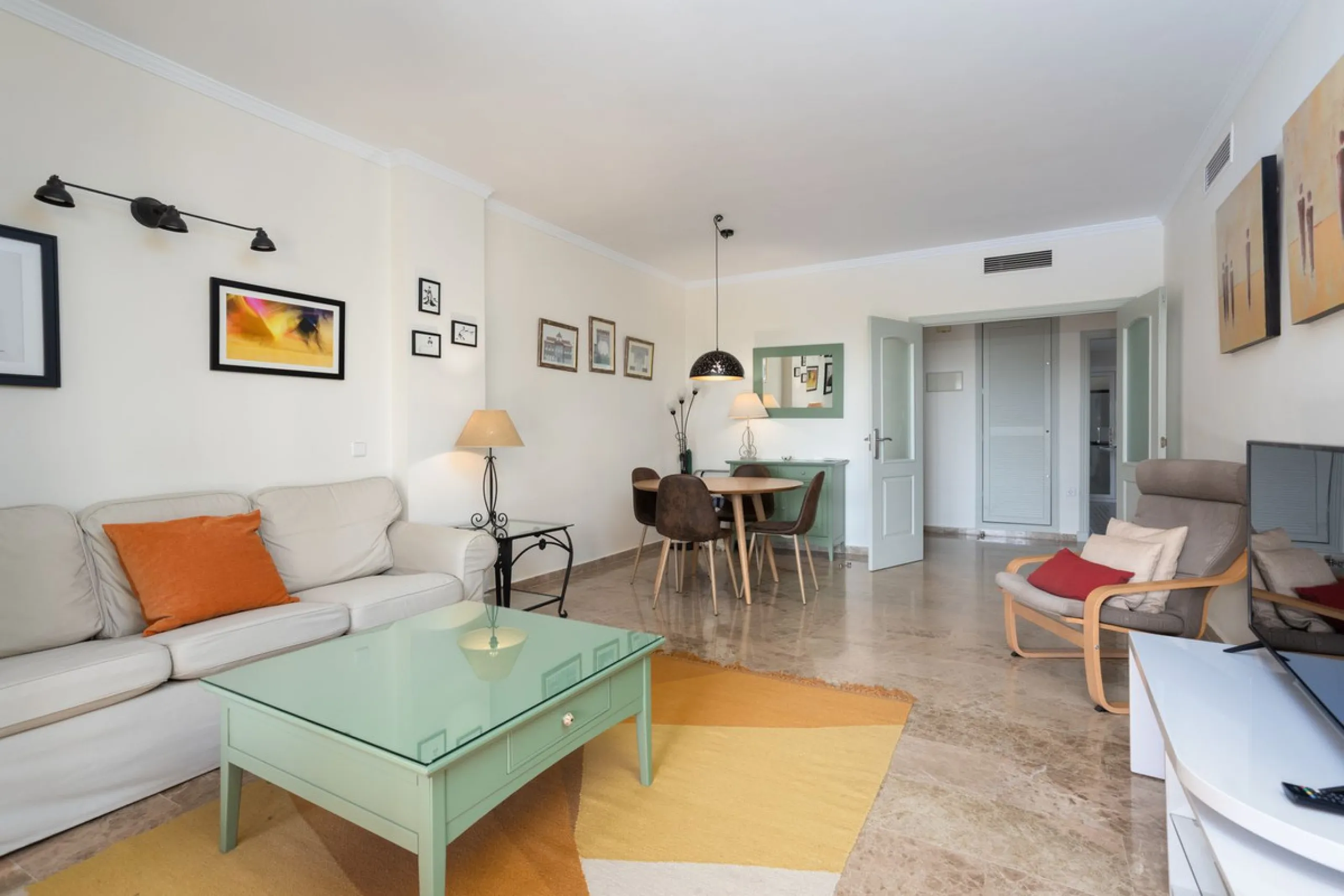 Apartment - Middle Floor Apartment в продаже в Marbella, Málaga. В доме 2 спален и 2 ванных комнат. Площадь дома 100 м²