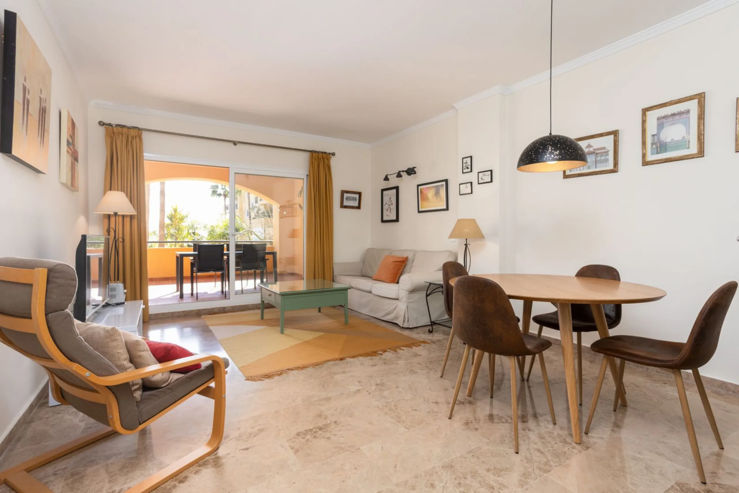 Apartment - Middle Floor Apartment в продаже в Marbella, Málaga. В доме 2 спален и 2 ванных комнат. Площадь дома 100 м²