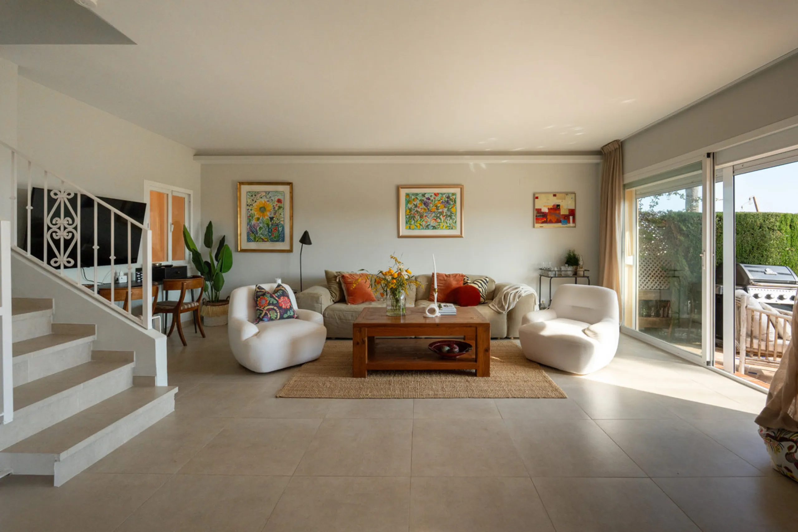 This exceptional, newly renovated townhouse is located in the sought-after urbanisation Condes de Iza, ideally positioned between Nueva Andalucía and San Pedro in Marbella. Enjoying a prime southwest orientation and an open outlook with no properties dire