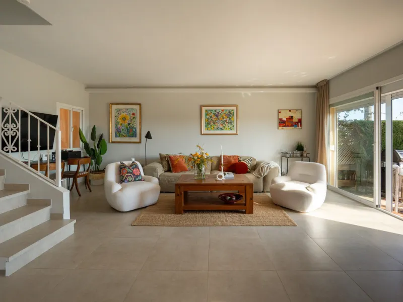 This exceptional, newly renovated townhouse is located in the sought-after urbanisation Condes de Iza, ideally positioned between Nueva Andalucía and San Pedro in Marbella. Enjoying a prime southwest orientation and an open outlook with no properties dire