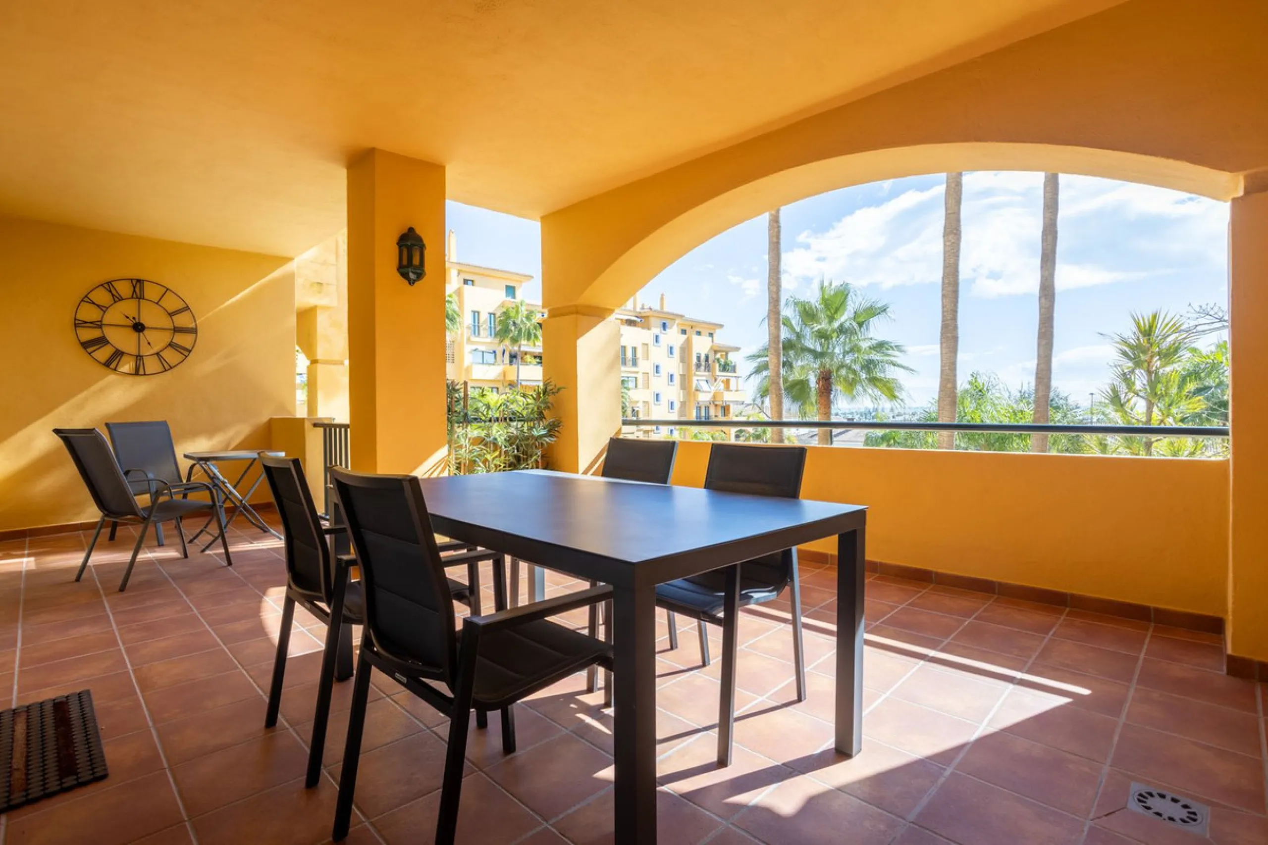 Apartment - Middle Floor Apartment в продаже в Marbella, Málaga. В доме 2 спален и 2 ванных комнат. Площадь дома 100 м²