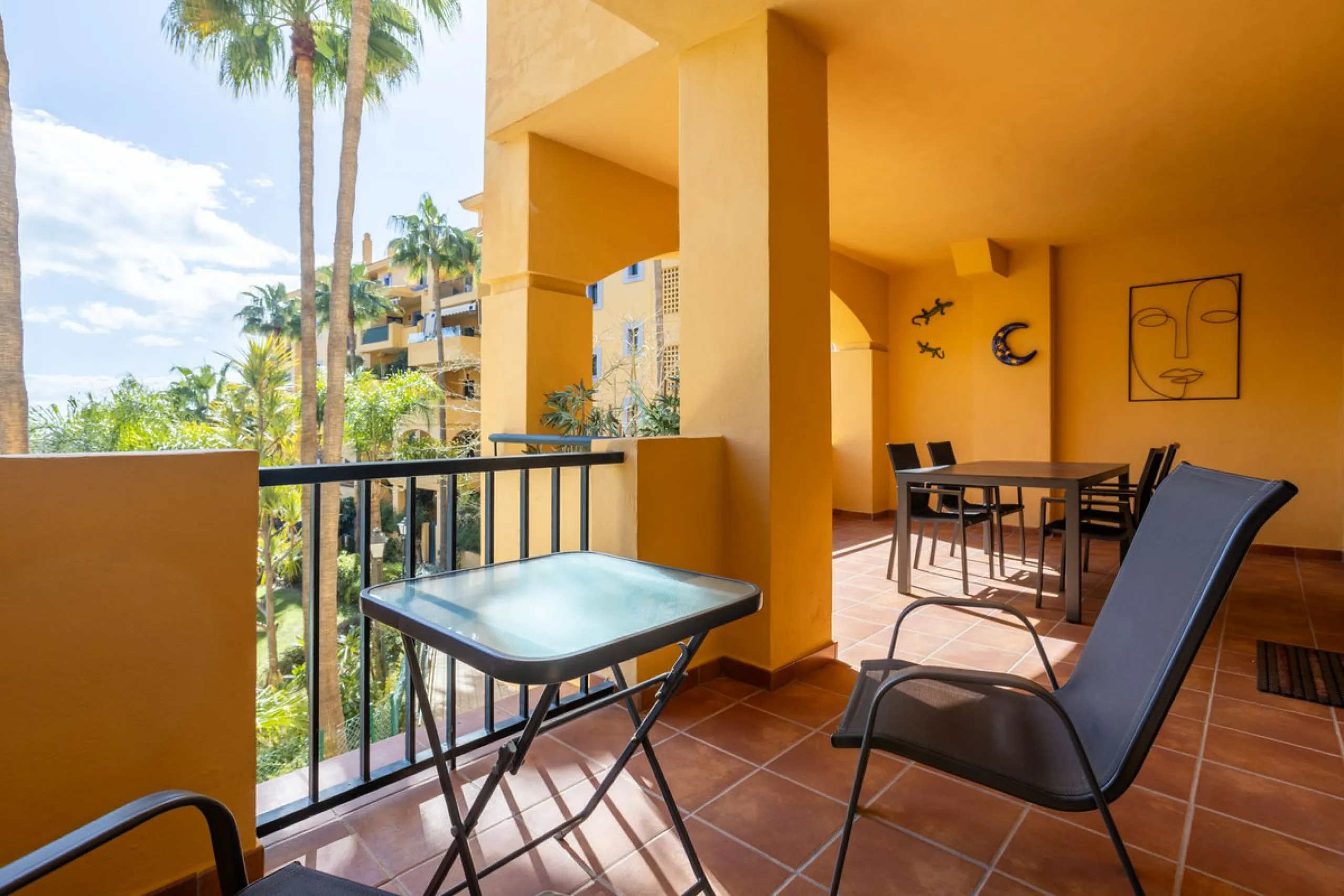 Apartment - Middle Floor Apartment в продаже в Marbella, Málaga. В доме 2 спален и 2 ванных комнат. Площадь дома 100 м²