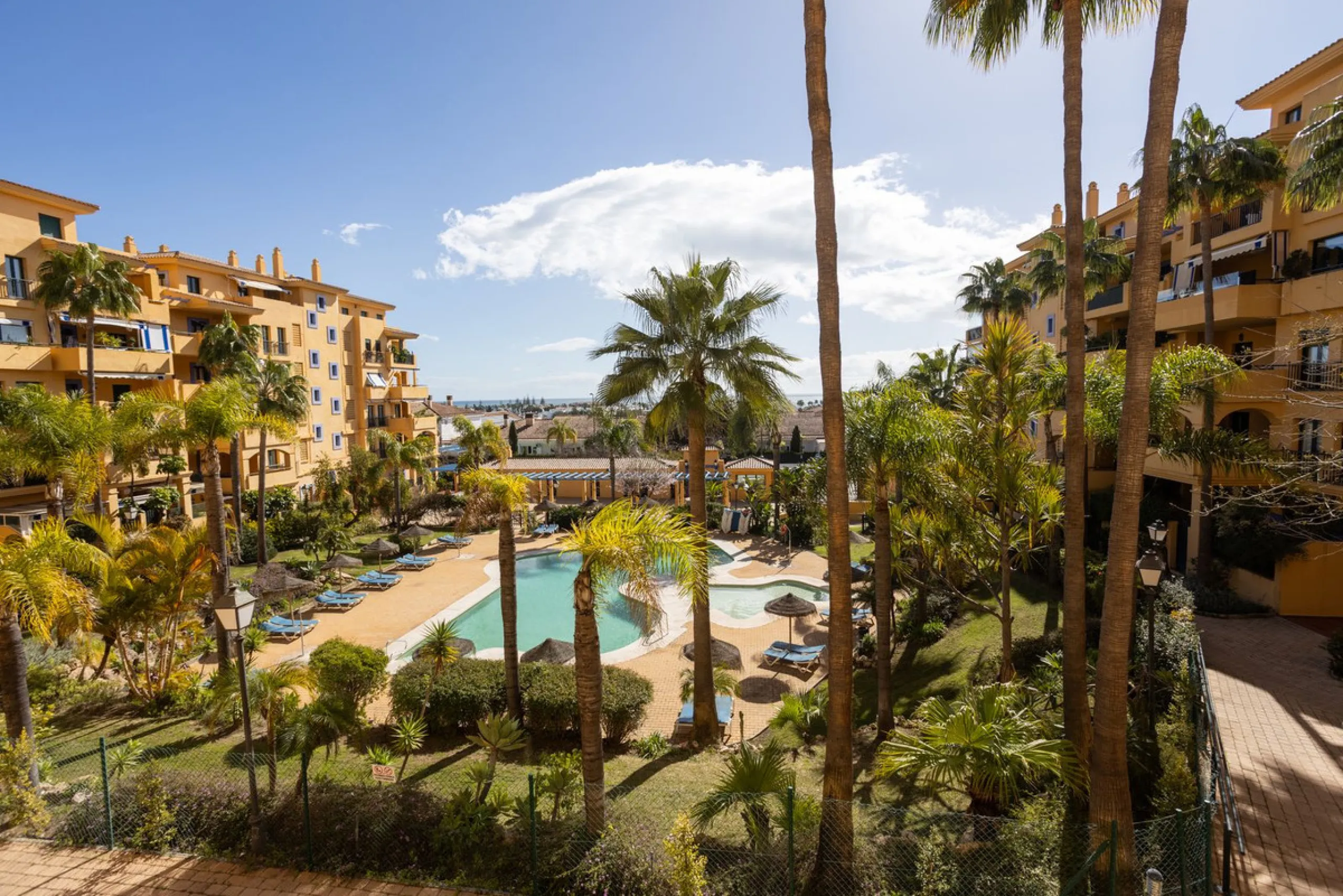 Apartment - Middle Floor Apartment в продаже в Marbella, Málaga. В доме 2 спален и 2 ванных комнат. Площадь дома 100 м²