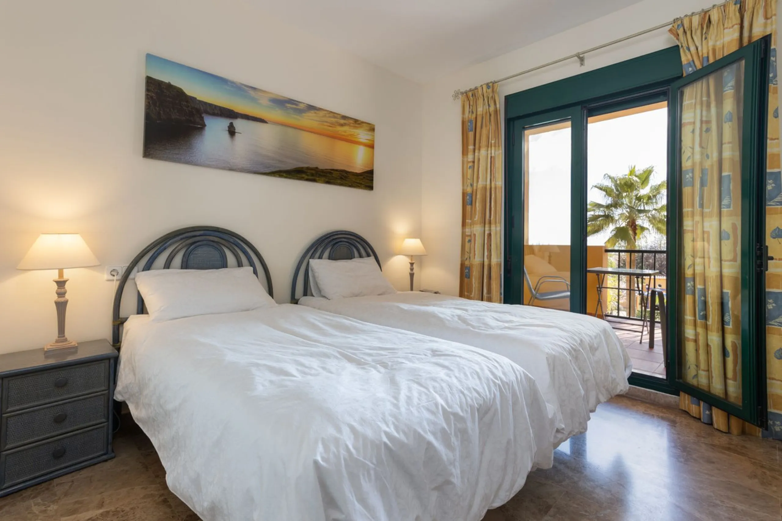 Apartment - Middle Floor Apartment в продаже в Marbella, Málaga. В доме 2 спален и 2 ванных комнат. Площадь дома 100 м²