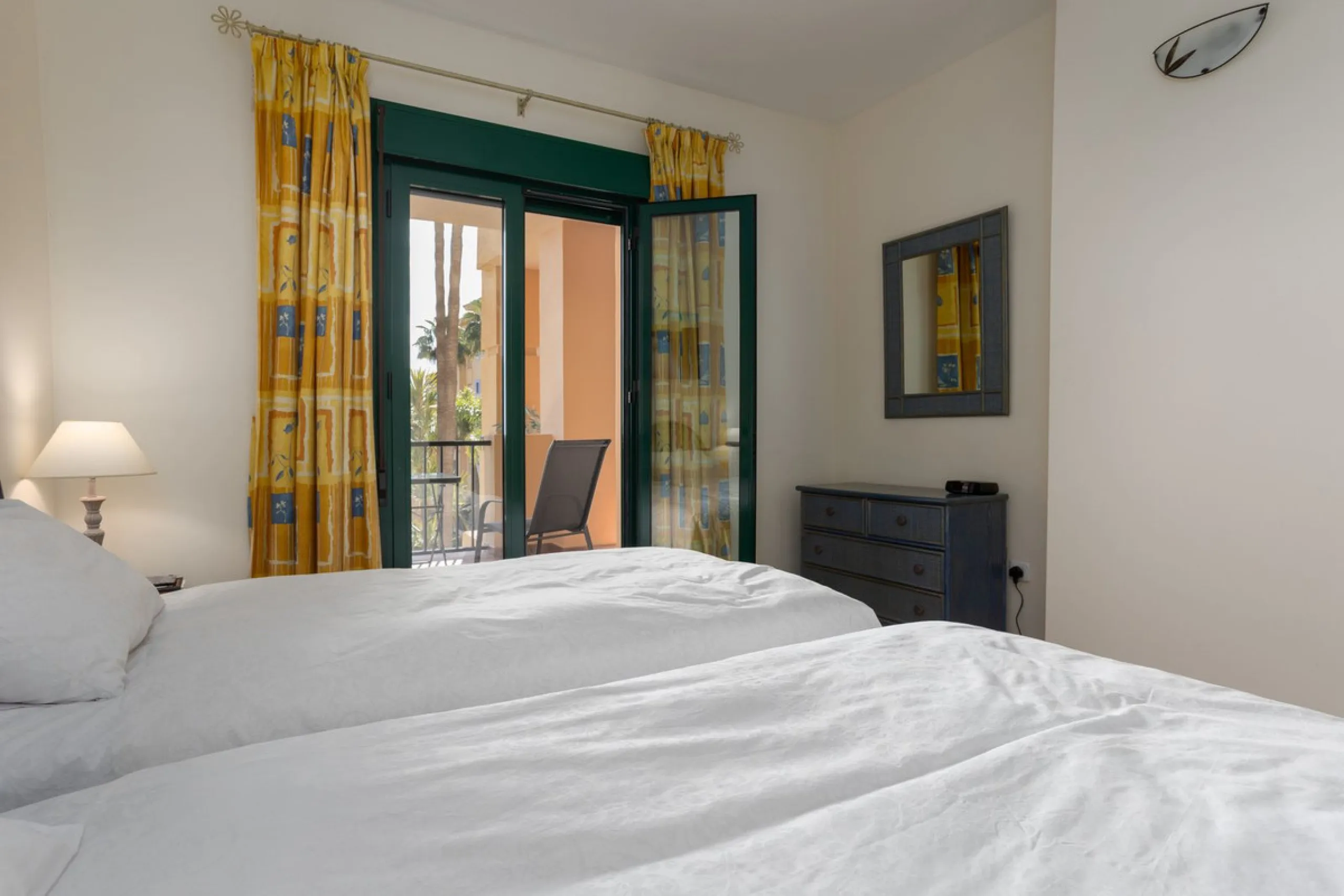 Apartment - Middle Floor Apartment в продаже в Marbella, Málaga. В доме 2 спален и 2 ванных комнат. Площадь дома 100 м²