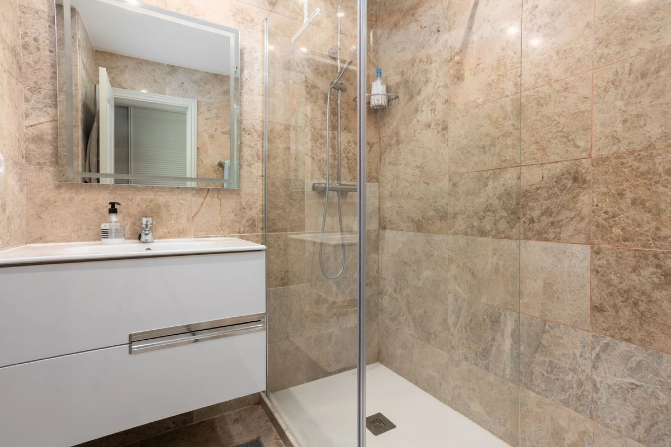 Apartment - Middle Floor Apartment в продаже в Marbella, Málaga. В доме 2 спален и 2 ванных комнат. Площадь дома 100 м²