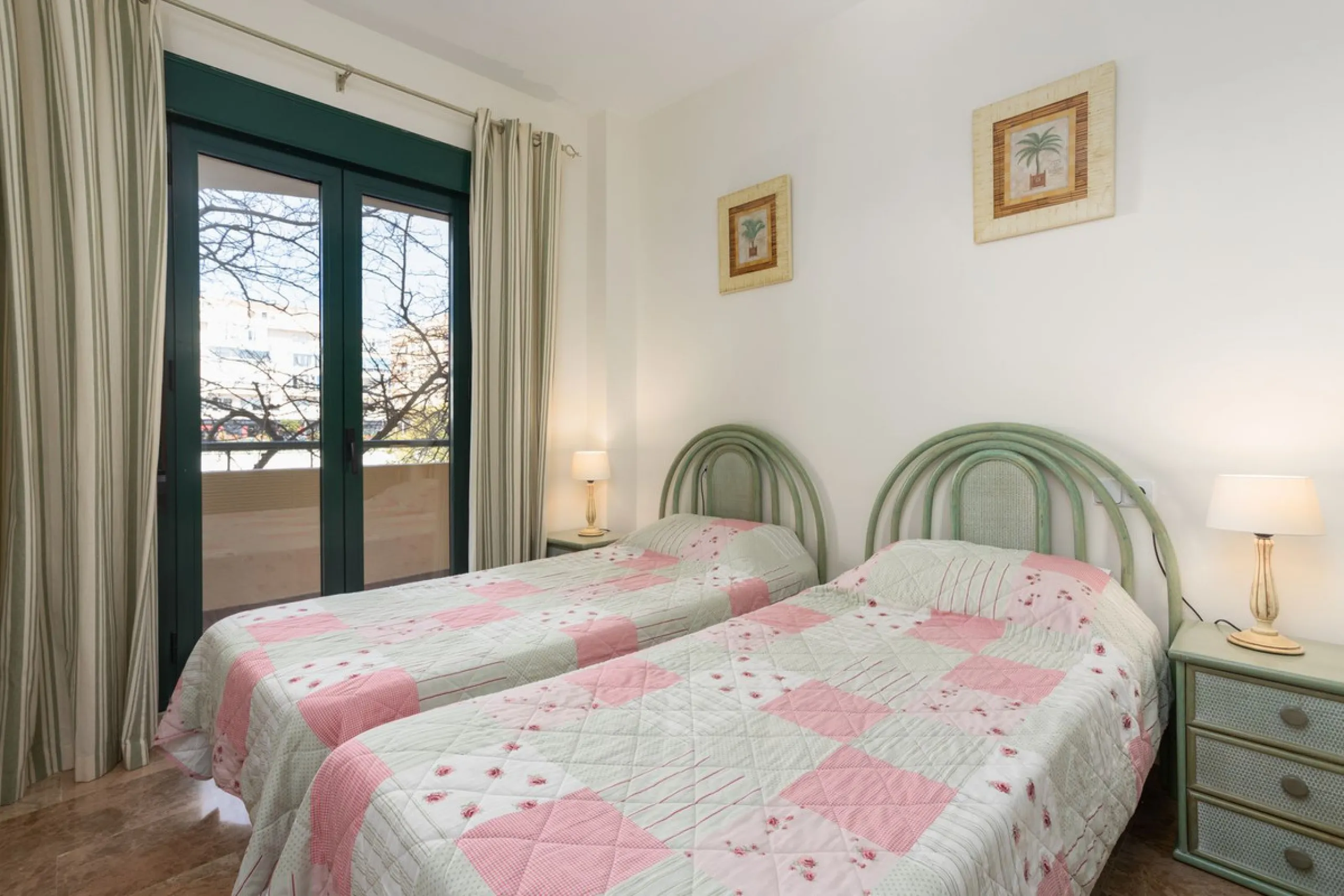 Apartment - Middle Floor Apartment в продаже в Marbella, Málaga. В доме 2 спален и 2 ванных комнат. Площадь дома 100 м²