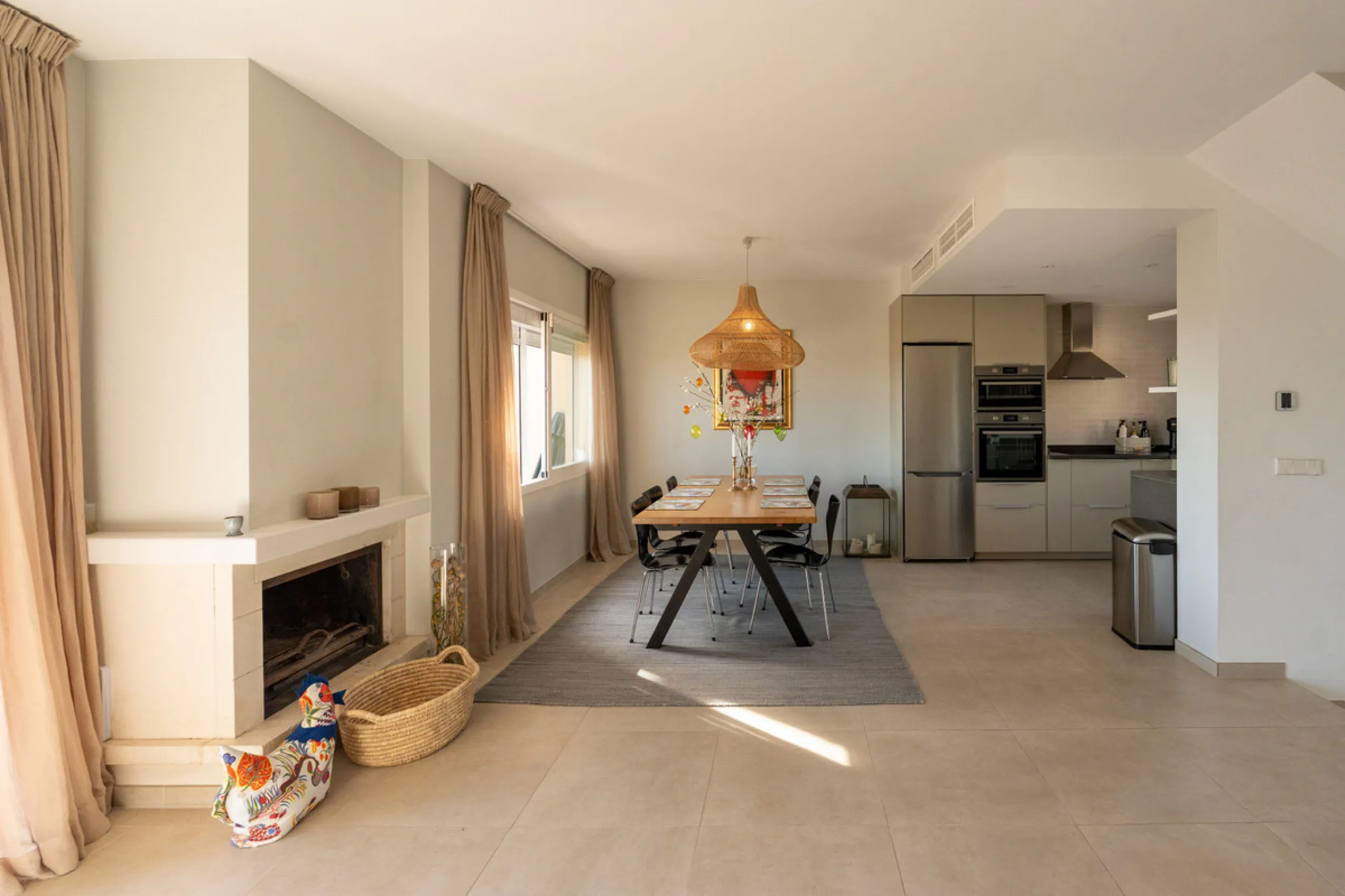 This exceptional, newly renovated townhouse is located in the sought-after urbanisation Condes de Iza, ideally positioned between Nueva Andalucía and San Pedro in Marbella. Enjoying a prime southwest orientation and an open outlook with no properties dire
