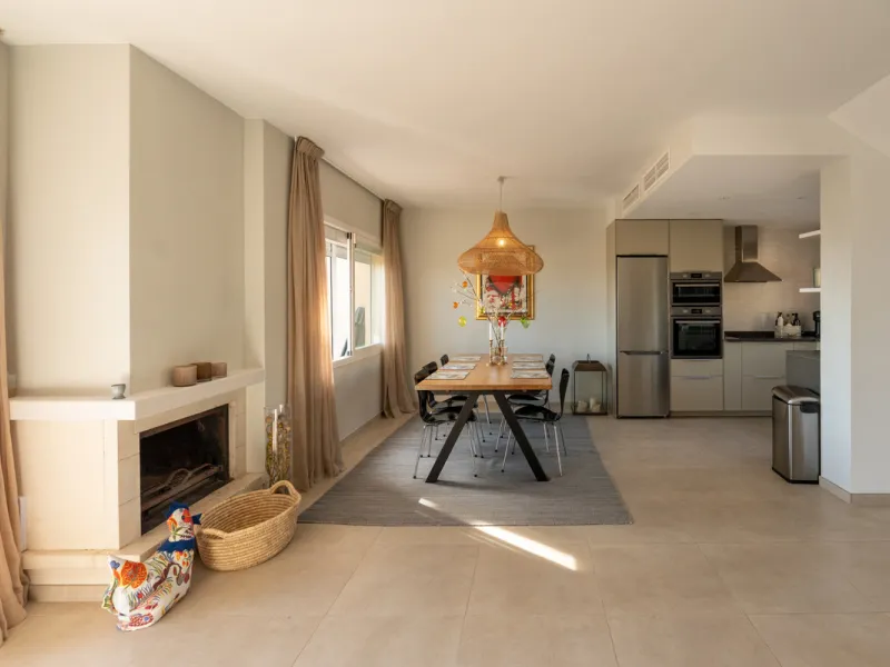 This exceptional, newly renovated townhouse is located in the sought-after urbanisation Condes de Iza, ideally positioned between Nueva Andalucía and San Pedro in Marbella. Enjoying a prime southwest orientation and an open outlook with no properties dire