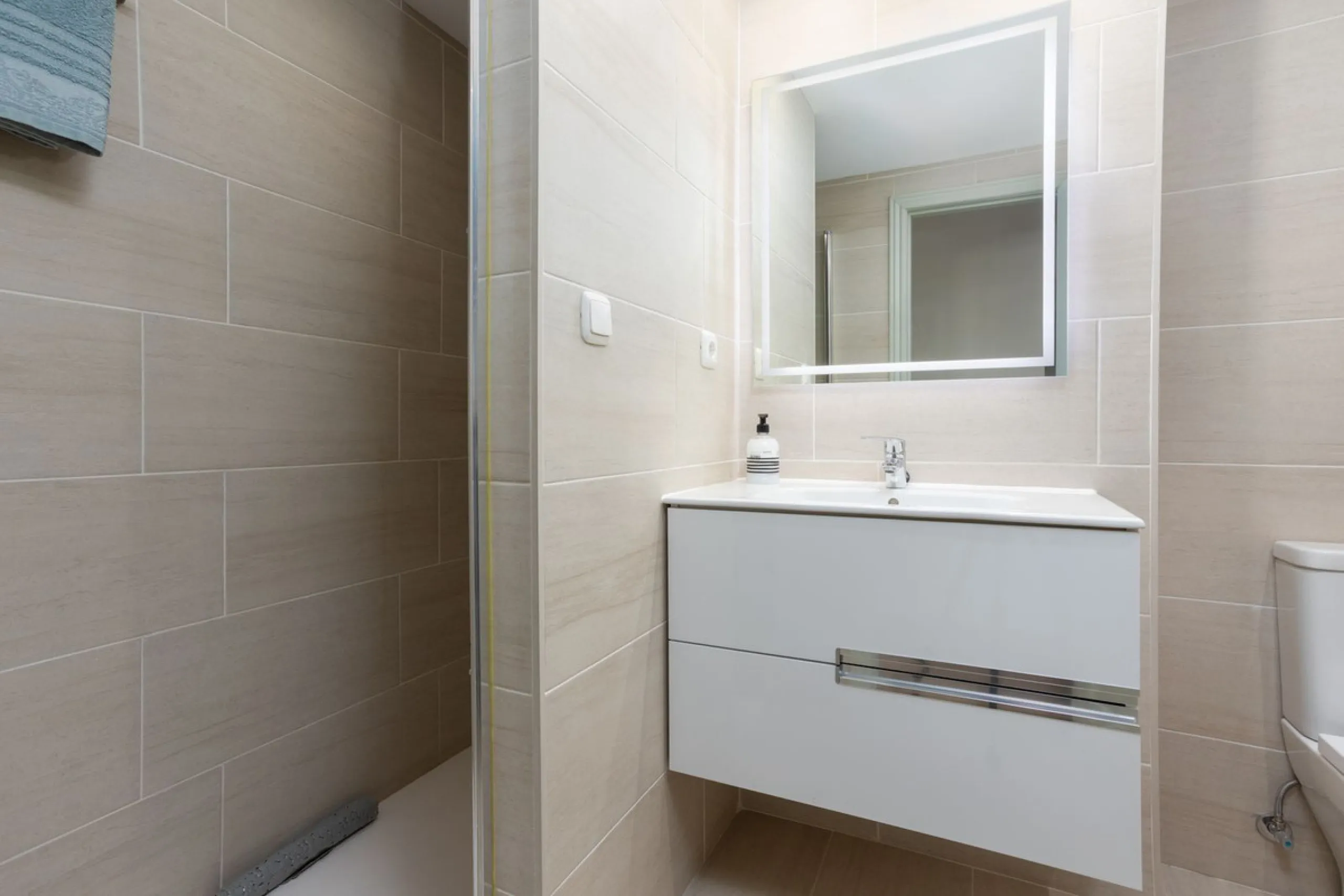 Apartment - Middle Floor Apartment в продаже в Marbella, Málaga. В доме 2 спален и 2 ванных комнат. Площадь дома 100 м²