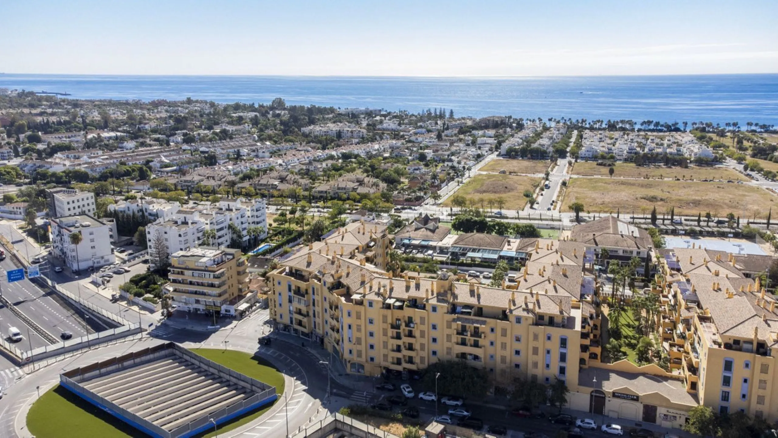 Apartment - Middle Floor Apartment в продаже в Marbella, Málaga. В доме 2 спален и 2 ванных комнат. Площадь дома 100 м²
