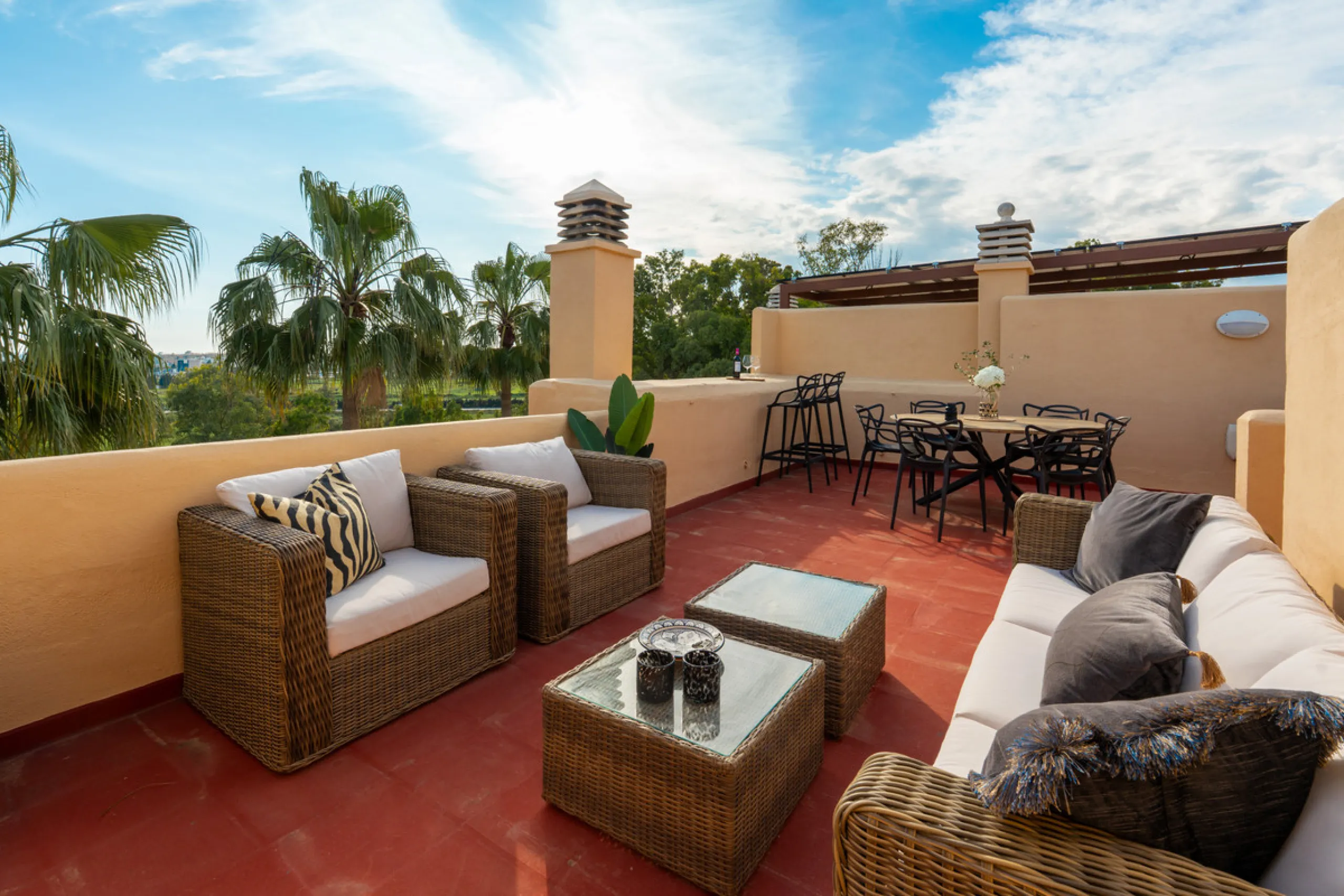 This exceptional, newly renovated townhouse is located in the sought-after urbanisation Condes de Iza, ideally positioned between Nueva Andalucía and San Pedro in Marbella. Enjoying a prime southwest orientation and an open outlook with no properties dire