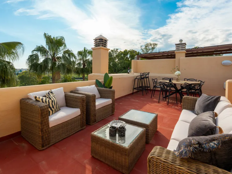 This exceptional, newly renovated townhouse is located in the sought-after urbanisation Condes de Iza, ideally positioned between Nueva Andalucía and San Pedro in Marbella. Enjoying a prime southwest orientation and an open outlook with no properties dire