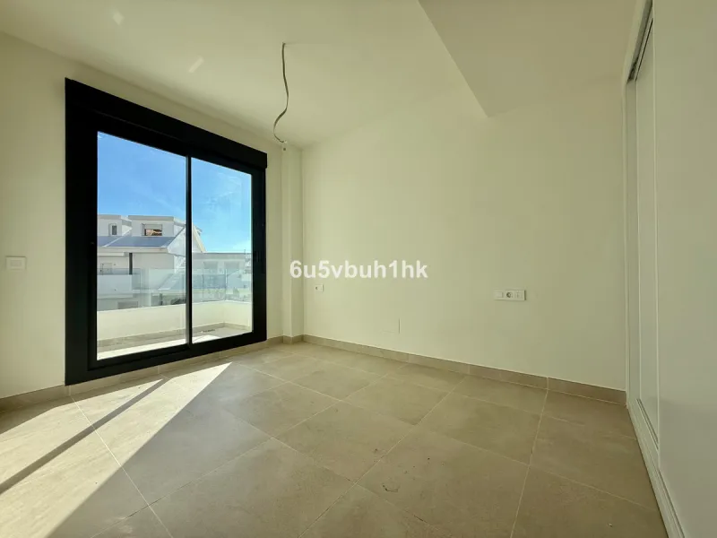House - Townhouse в продаже в Benalmadena, Málaga. В доме 4 спален и 3 ванных комнат. Площадь дома 186 м². Площадь участка 200 м²