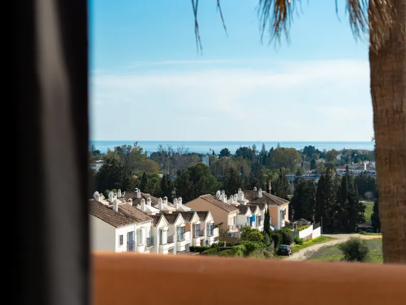 This exceptional, newly renovated townhouse is located in the sought-after urbanisation Condes de Iza, ideally positioned between Nueva Andalucía and San Pedro in Marbella. Enjoying a prime southwest orientation and an open outlook with no properties dire