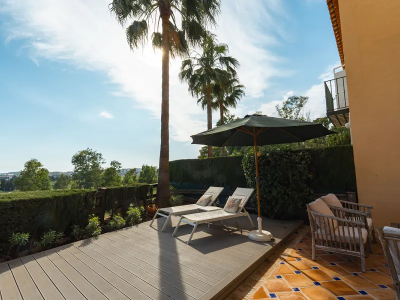 This exceptional, newly renovated townhouse is located in the sought-after urbanisation Condes de Iza, ideally positioned between Nueva Andalucía and San Pedro in Marbella. Enjoying a prime southwest orientation and an open outlook with no properties dire