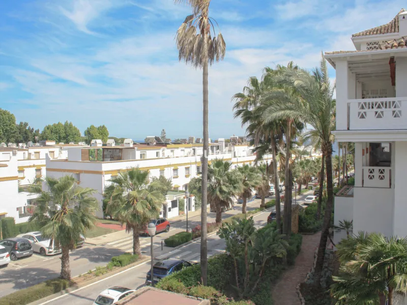 Located on Marbella's prestigious Golden Mile, this refined apartment in Las Cañas Beach perfectly balances timeless elegance with the comfort of a true home. Recently renovated and thoughtfully furnished with premium materials, it's offered exactly as it