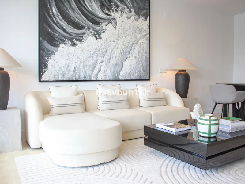 Located on Marbella's prestigious Golden Mile, this refined apartment in Las Cañas Beach perfectly balances timeless elegance with the comfort of a true home. Recently renovated and thoughtfully furnished with premium materials, it's offered exactly as it