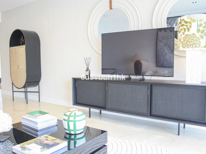 Located on Marbella's prestigious Golden Mile, this refined apartment in Las Cañas Beach perfectly balances timeless elegance with the comfort of a true home. Recently renovated and thoughtfully furnished with premium materials, it's offered exactly as it
