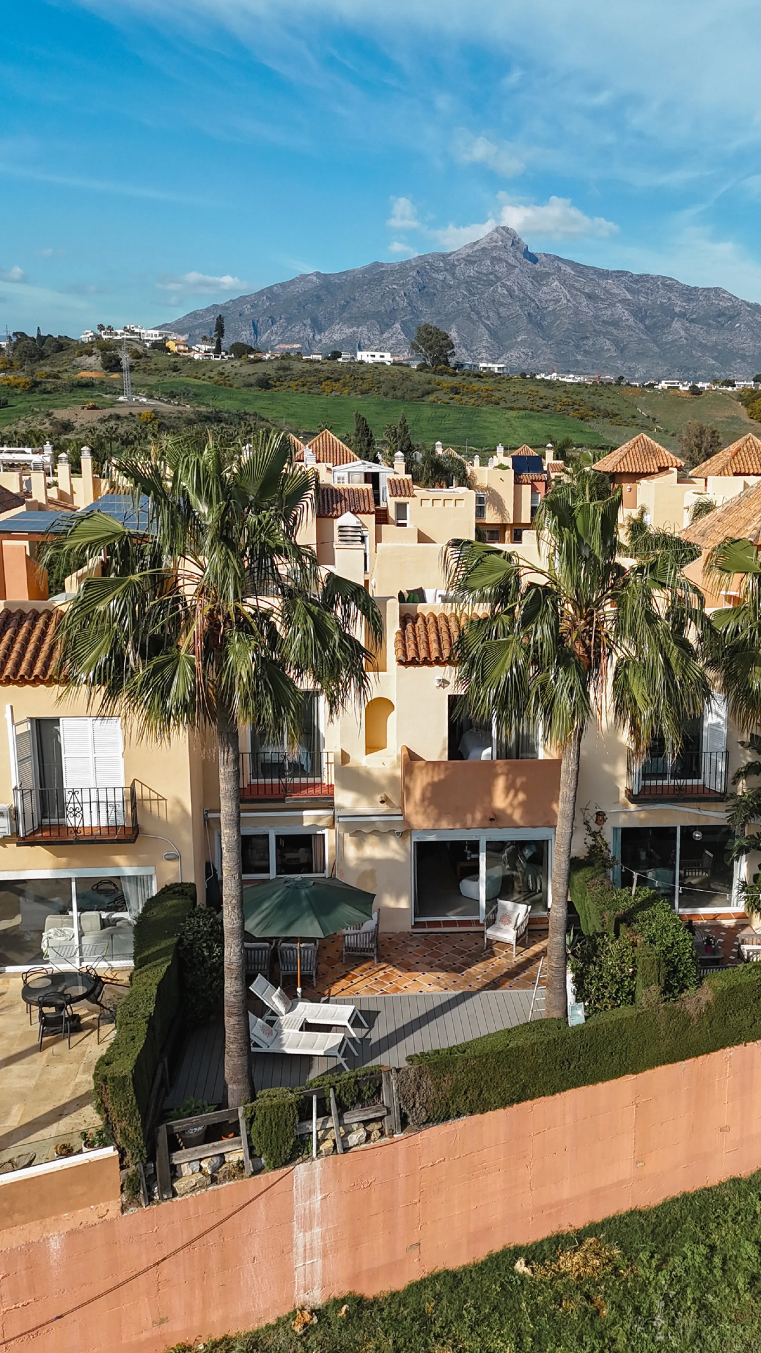 This exceptional, newly renovated townhouse is located in the sought-after urbanisation Condes de Iza, ideally positioned between Nueva Andalucía and San Pedro in Marbella. Enjoying a prime southwest orientation and an open outlook with no properties dire