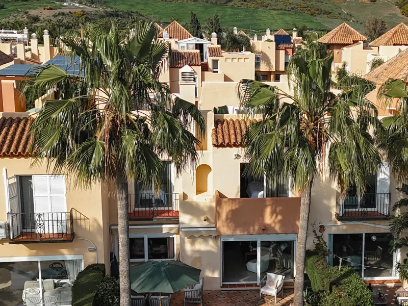 This exceptional, newly renovated townhouse is located in the sought-after urbanisation Condes de Iza, ideally positioned between Nueva Andalucía and San Pedro in Marbella. Enjoying a prime southwest orientation and an open outlook with no properties dire