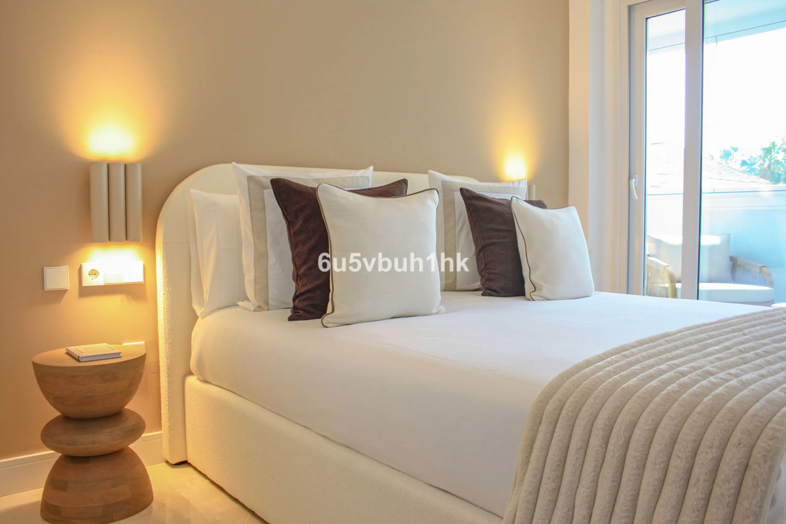 Located on Marbella's prestigious Golden Mile, this refined apartment in Las Cañas Beach perfectly balances timeless elegance with the comfort of a true home. Recently renovated and thoughtfully furnished with premium materials, it's offered exactly as it