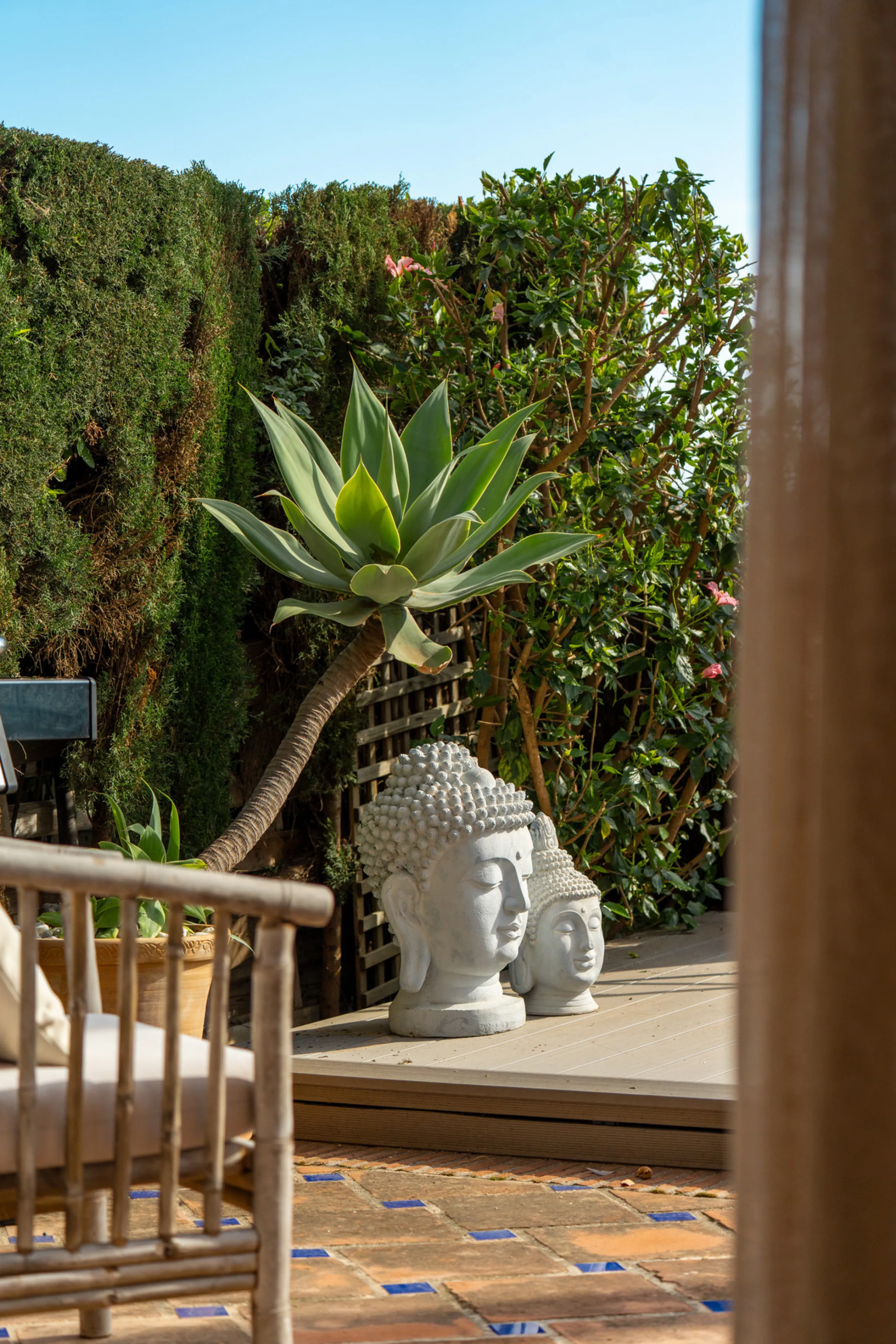 This exceptional, newly renovated townhouse is located in the sought-after urbanisation Condes de Iza, ideally positioned between Nueva Andalucía and San Pedro in Marbella. Enjoying a prime southwest orientation and an open outlook with no properties dire